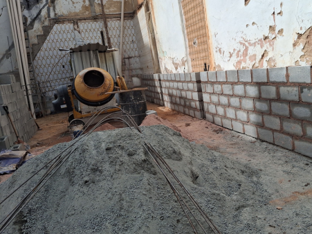 Canteiro de obra com betoneira e materiais de construção, simbolizando os serviços de construção civil da Potência Estrutural em projetos residenciais e comerciais com segurança e qualidade.