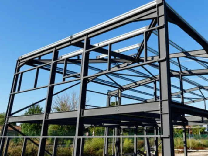 Estrutura metálica de aço sendo montada em obra industrial, representando os projetos personalizados da Potência Estrutural com foco em resistência, segurança e durabilidade.