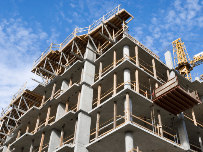 Edifício em construção com estrutura de concreto armado, mostrando a aplicação de vigas e pilares executados pela Potência Estrutural com foco em resistência, estabilidade e segurança.