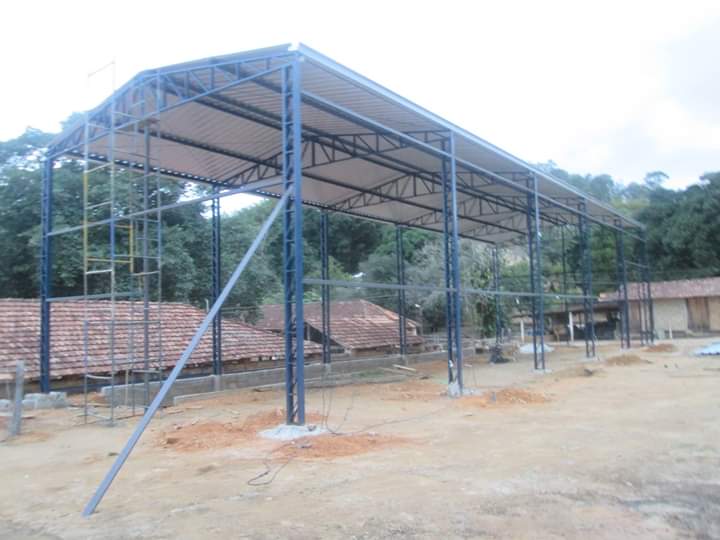 Estrutura metálica em construção para galpão industrial, representando os serviços da Potência Estrutural em projetos de aço personalizados para obras comerciais e residenciais.