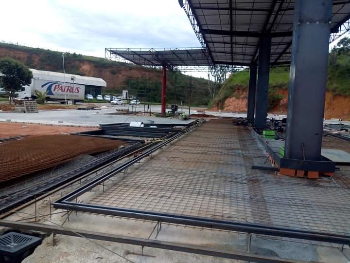 Estrutura em concreto armado em obra de galpão comercial, representando os serviços da Potência Estrutural com concreto de alta qualidade e ferragens dimensionadas para resistência e durabilidade.